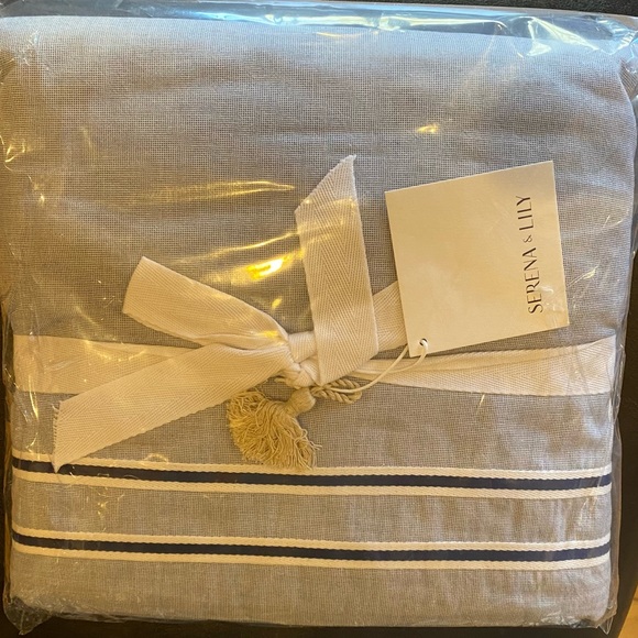Serena & Lily Hampshire Duvet Queen/Full Light Blue with Navy Stripe boarder - Picture 6 of 9